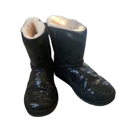 ✨UGGS SHORT CLASSIC BLACK SEQUINED SIZE 4 Kids BOOTS (Size 6 Ladies ) ✨ - Picture 5 of 7